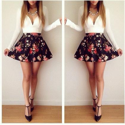 Sexy Low-cut V-neck Long-sleeved Floral Mini Dress..